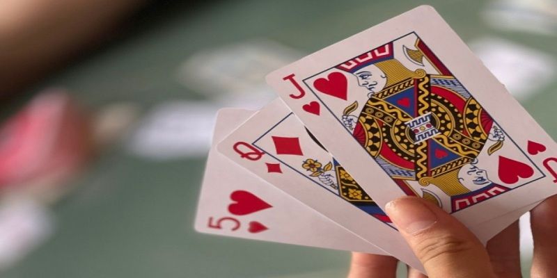 Bet thủ chọn hành động dựa theo độ mạnh các lá bài mình có